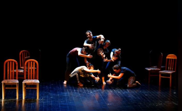 ممثلون يشاركون في بروفة مسرحية "باسم الأب" وهي إنتاج نمساوي بوسني مشترك في مسرح الحرب بسراييفو عاصمة البوسنة يوم 14 أكتوبر 2019. تصوير: دادو روفيتش - رويترز.